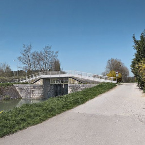 Le pont sur écluse a été rehaussé en passerelle pour piétons. On voit nettement les piles de l'ancienne construction. Vue d'aval. © Région Bourgogne-Franche-Comté, Inventaire du patrimoine