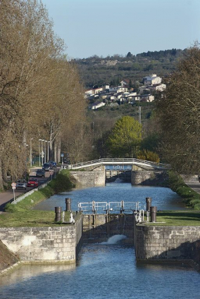 Le sas vu d'aval, avec en arrière-plan le pont sur écluse 52 rehaussé en passerelle, et au fond, la ville de Talant, sur la colline. © Région Bourgogne-Franche-Comté, Inventaire du patrimoine