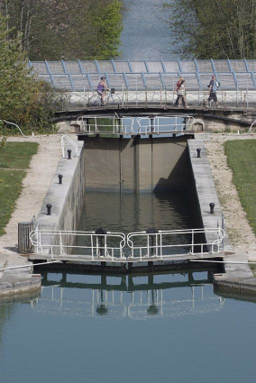 Tête aval de l'écluse 54, avec le pont ancien sur écluse doublé par le pont moderne. © Région Bourgogne-Franche-Comté, Inventaire du patrimoine