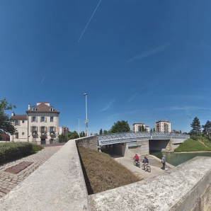 Sur cette vue d'aval du pont, on distingue des restes de l'ancienne maçonnerie des culées. © Région Bourgogne-Franche-Comté, Inventaire du patrimoine