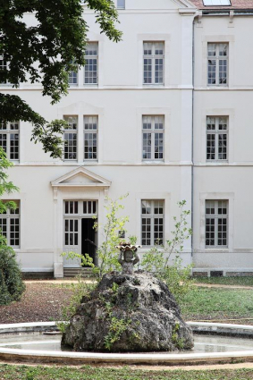 Bassin devant le bâtiment central. © Région Bourgogne-Franche-Comté, Inventaire du patrimoine