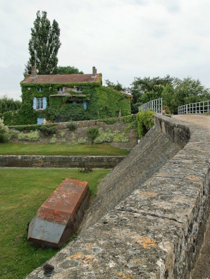 Le site d'écluse de La Truchère : digue avec allège, pont sur écluse, la maison éclusière en fond. © Région Bourgogne-Franche-Comté, Inventaire du patrimoine