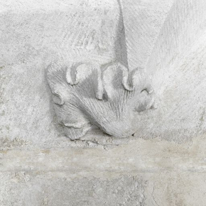 Combles : au-dessus du grand logis, partie droite. Fenêtre à montants sculptés : détail du montant gauche. © Région Bourgogne-Franche-Comté, Inventaire du patrimoine Combles : au-dessus du grand logis, partie droite. Fenêtre à montants sculptés : détail du montant gauche. © Région Bourgogne-Franche-Comté, Inventaire du patrimoine