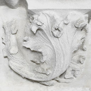 Combles : au-dessus du grand logis, partie droite. Fenêtre à montants sculptés : détail du montant gauche. © Région Bourgogne-Franche-Comté, Inventaire du patrimoine Combles : au-dessus du grand logis, partie droite. Fenêtre à montants sculptés : détail du montant gauche. © Région Bourgogne-Franche-Comté, Inventaire du patrimoine