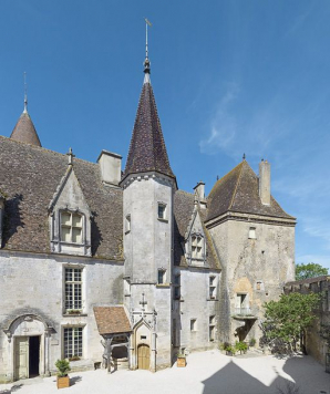La cour avec l'entrée du grand logis, la tour d'escalier et la tour carrée. © Région Bourgogne-Franche-Comté, Inventaire du patrimoine