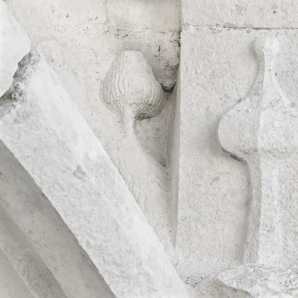 Logis des Hôtes : détail d'un fruit sculpté dans les moulures de la porte d'entrée principale. © Région Bourgogne-Franche-Comté, Inventaire du patrimoine Logis des Hôtes : détail d'un fruit sculpté dans les moulures de la porte d'entrée principale. © Région Bourgogne-Franche-Comté, Inventaire du patrimoine