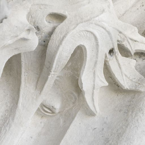 Logis des Hôtes : détail d'un animal sculpté dans les moulures de la porte d'entrée principale, à gauche. © Région Bourgogne-Franche-Comté, Inventaire du patrimoine Logis des Hôtes : détail d'un animal sculpté dans les moulures de la porte d'entrée principale, à gauche. © Région Bourgogne-Franche-Comté, Inventaire du patrimoine