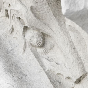 Logis des Hôtes : détail d'un animal sculpté dans les moulures de la porte d'entrée principale, à droite. © Région Bourgogne-Franche-Comté, Inventaire du patrimoine Logis des Hôtes : détail d'un animal sculpté dans les moulures de la porte d'entrée principale, à droite. © Région Bourgogne-Franche-Comté, Inventaire du patrimoine