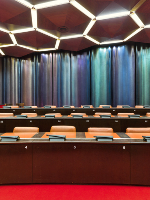 Salle des Assemblées : cloison coulissante de séparation, avec des panneaux de Pierre Sabatier, vue depuis la tribune présidentielle. © Région Bourgogne-Franche-Comté, Inventaire du patrimoine