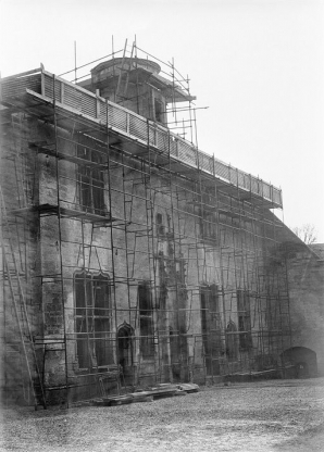 Logis des Hôtes vers 1980, pendant les travaux de couverture. © Région Bourgogne-Franche-Comté, Inventaire du patrimoine Logis des Hôtes vers 1980, pendant les travaux de couverture. © Région Bourgogne-Franche-Comté, Inventaire du patrimoine
