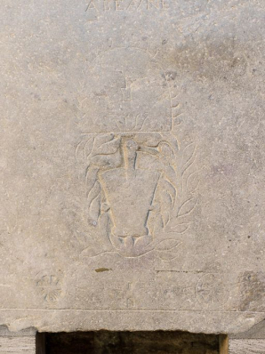 Dalle n°14 : décor. © Région Bourgogne-Franche-Comté, Inventaire du patrimoine Dalle n°14 : décor. © Région Bourgogne-Franche-Comté, Inventaire du patrimoine