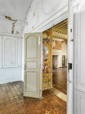 Entrée dans le petit salon pendant le dégagement des peintures en 2016. © Région Bourgogne-Franche-Comté, Inventaire du patrimoine Entrée dans le petit salon pendant le dégagement des peintures en 2016. © Région Bourgogne-Franche-Comté, Inventaire du patrimoine