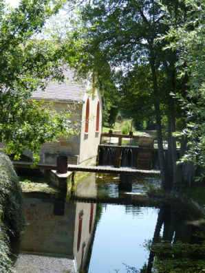 Vue du bief et des ouvrages associés au moulin ou à la forge. © Parc national de forêts