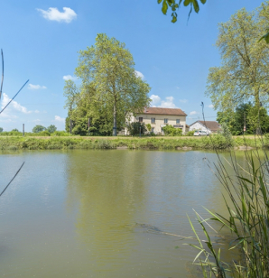 Ancien restaurant en aval du site, depuis la rive gauche. © Région Bourgogne-Franche-Comté, Inventaire du patrimoine