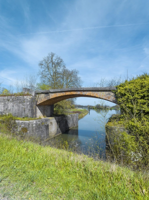 Vue d'ensemble. En arrière-plan le pont ferroviaire (IA21005578). © Région Bourgogne-Franche-Comté, Inventaire du patrimoine