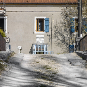 Maison éclusière : vue rapprochée sur la plaque. © Région Bourgogne-Franche-Comté, Inventaire du patrimoine