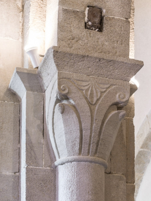 Détail d'un chapiteau de la nef. © Région Bourgogne-Franche-Comté, Inventaire du patrimoine Détail d'un chapiteau de la nef. © Région Bourgogne-Franche-Comté, Inventaire du patrimoine
