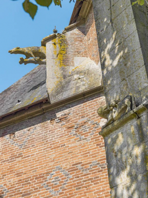 Animaux sur un contrefort du chevet et gargouille. © Région Bourgogne-Franche-Comté, Inventaire du patrimoine