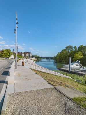 Vue d'ensemble d'amont des quais après leur réaménagement. © Région Bourgogne-Franche-Comté, Inventaire du patrimoine