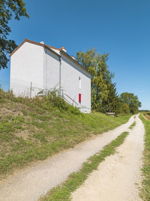 La maison éclusière de 3/4 : pignon de l'annexe latérale droite, face arrière et puits. © Région Bourgogne-Franche-Comté, Inventaire du patrimoine