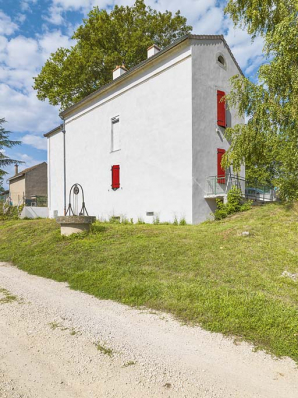 La maison éclusière de 3/4 : pignon, face arrière et puits. © Région Bourgogne-Franche-Comté, Inventaire du patrimoine