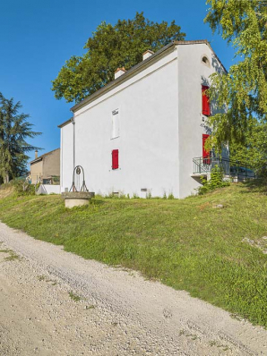 La maison éclusière de 3/4 : pignon, face arrière et puits. © Région Bourgogne-Franche-Comté, Inventaire du patrimoine