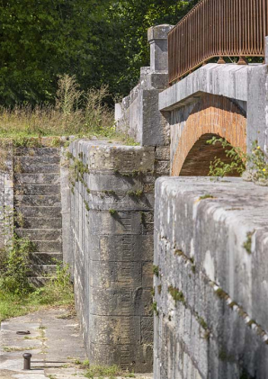 Détail de la voûte en brique, du garde-corps du pont et de l'échelle de crue sur la culée. © Région Bourgogne-Franche-Comté, Inventaire du patrimoine