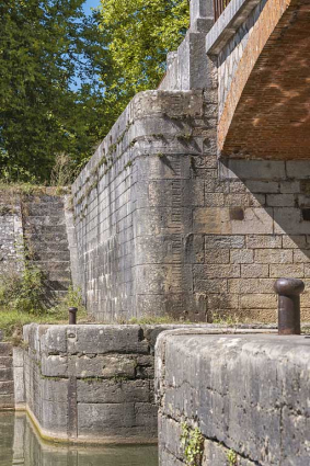 Echelle de crue sur la culée du pont et escaliers. © Région Bourgogne-Franche-Comté, Inventaire du patrimoine