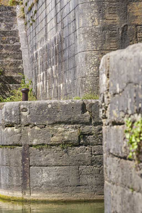 Echelle de crue sur la culée du pont et sur le bajoyer. © Région Bourgogne-Franche-Comté, Inventaire du patrimoine