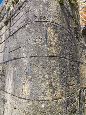 Détail de l'échelle de crue sur la culée du pont. © Région Bourgogne-Franche-Comté, Inventaire du patrimoine