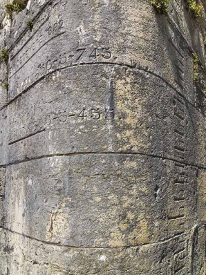 Détail de l'échelle de crue sur la culée du pont. © Région Bourgogne-Franche-Comté, Inventaire du patrimoine