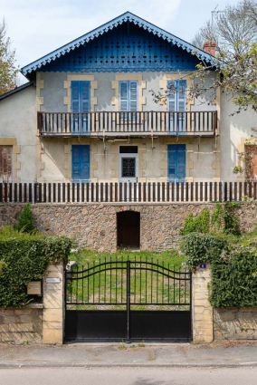 Façade principale, détail de l'avant-corps, vue de face. © Région Bourgogne-Franche-Comté, Inventaire du patrimoine Façade principale, détail de l'avant-corps, vue de face. © Région Bourgogne-Franche-Comté, Inventaire du patrimoine