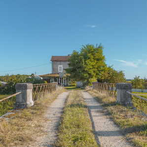 Vue d'ensemble du pont sur l'écluse depuis la rive droite. En face, la maison éclusière. © Région Bourgogne-Franche-Comté, Inventaire du patrimoine