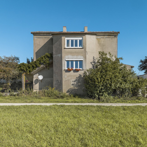 Façade arrière avec l'ajout d'un avant-corps central. © Région Bourgogne-Franche-Comté, Inventaire du patrimoine