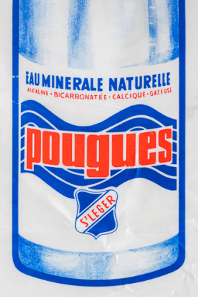 Étiquette d’une bouteille d’eau de la source Saint-Léger de Pougues (vers 1960-1970). © Région Bourgogne-Franche-Comté, Inventaire du patrimoine