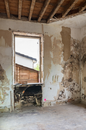 Salon au rez-de-chaussée avec vestige d'une cheminée sous baie. © Région Bourgogne-Franche-Comté, Inventaire du patrimoine