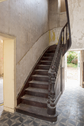 Escalier du corps principal, rez-de-chaussée. © Région Bourgogne-Franche-Comté, Inventaire du patrimoine