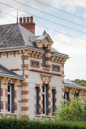 Avant-corps central de la façade principale, détail. © Région Bourgogne-Franche-Comté, Inventaire du patrimoine