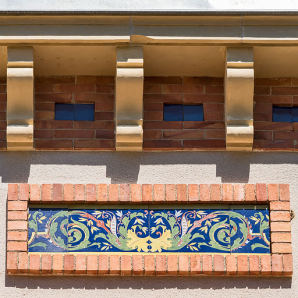 Avant-corps central de la façade principale, détail. © Région Bourgogne-Franche-Comté, Inventaire du patrimoine