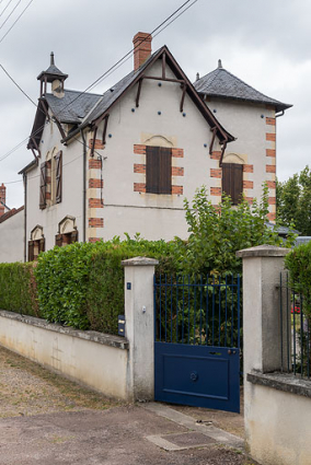 Vue de trois-quarts, depuis l'avenue. © Région Bourgogne-Franche-Comté, Inventaire du patrimoine