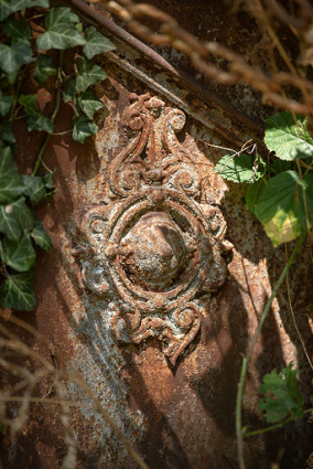 Détail du décor en fonte de la porte. © Région Bourgogne-Franche-Comté, Inventaire du patrimoine