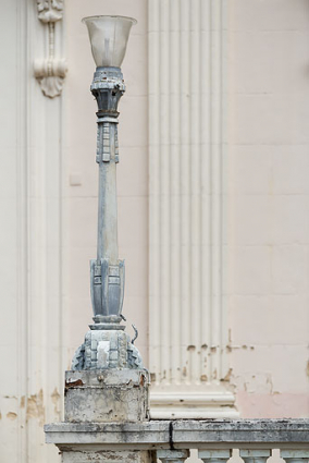 Candélabre devant la façade. © Région Bourgogne-Franche-Comté, Inventaire du patrimoine