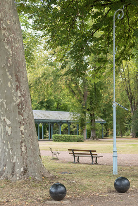 Colonne devant la façade, vestige du kiosque des petits chevaux, transformée en lampadaire. © Région Bourgogne-Franche-Comté, Inventaire du patrimoine