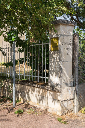 Pilier de clôture avec l'inscription "Dr RENARD" à l'angle de l'avenue Jules Renard et de la rue de la Mignarderie. © Région Bourgogne-Franche-Comté, Inventaire du patrimoine