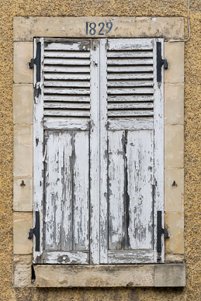 Fenêtre à encadrement de pierre portant la date (1829). © Région Bourgogne-Franche-Comté, Inventaire du patrimoine