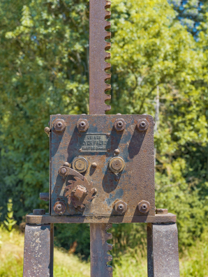 Détail de la plaque indiquant la provenance des vannes. © Région Bourgogne-Franche-Comté, Inventaire du patrimoine