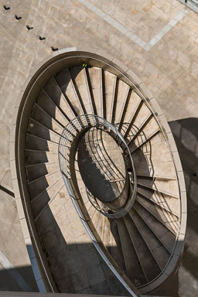 Corps d'entrée : escalier extérieur en vis, vu du haut. © Région Bourgogne-Franche-Comté, Inventaire du patrimoine