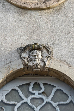 Façade antérieure, travée centrale : clef sculptée de la fenêtre. © Région Bourgogne-Franche-Comté, Inventaire du patrimoine