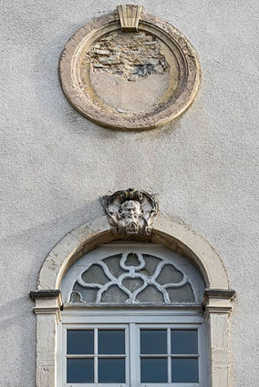 Façade antérieure, travée centrale : baies supérieures. © Région Bourgogne-Franche-Comté, Inventaire du patrimoine