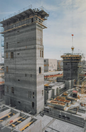 Construction des tours pour les circulations verticales et les gaines. Début 1996. © Région Bourgogne-Franche-Comté, Inventaire du patrimoine